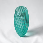 Vase TEXTURIA à torsade spiralée en bioplastique d'origine végétale, coloris turquoise translucide, impression 3D