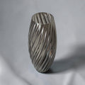 Vase TEXTURIA à torsade spiralée en bioplastique d'origine végétale, coloris gris fumé translucide, impression 3D