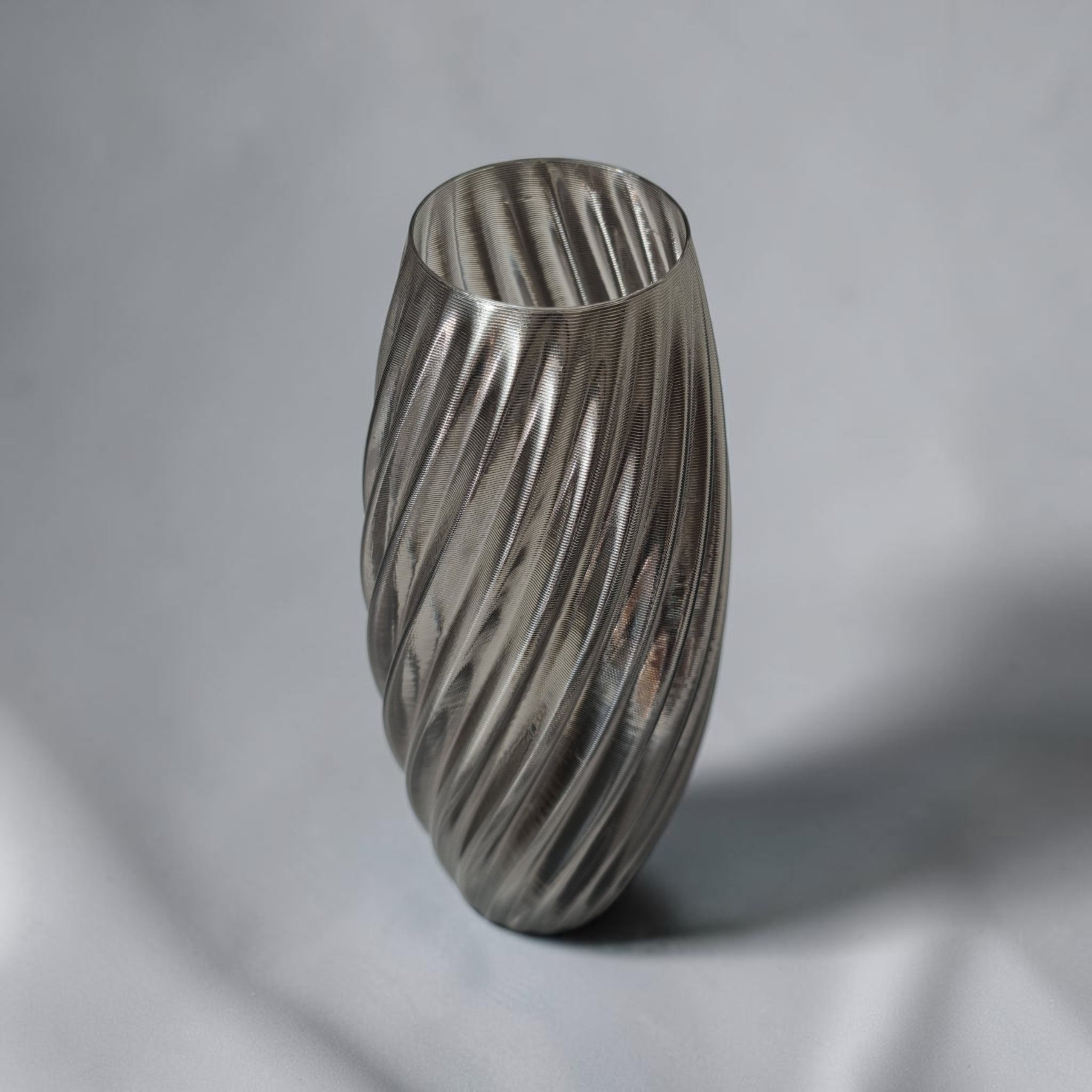 Vase TEXTURIA à torsade spiralée en bioplastique d'origine végétale, coloris gris fumé translucide, impression 3D