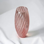 Vase TEXTURIA à torsade spiralée en bioplastique d'origine végétale, coloris rose poudré translucide, impression 3D