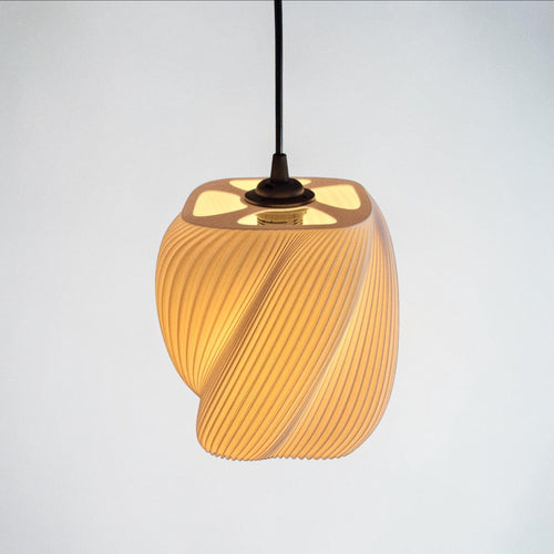 Suspension ARYZ Divide par Quarks — abat-jour torsadé aux stries spiralées en bioplastique d'origine végétale, lumière chaude diffusée
