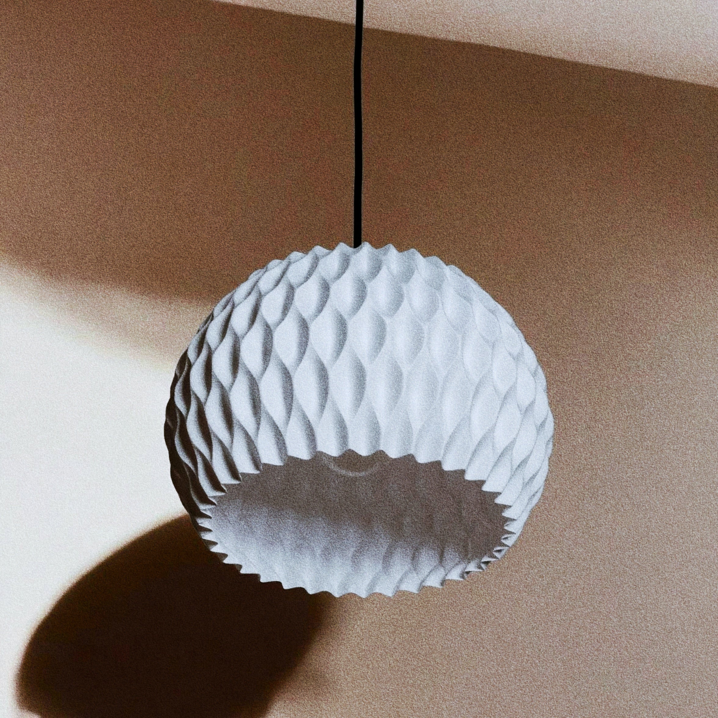 Abat-jour WAVY blanc vu en contre-plongée, ouverture inférieure visible et texture en relief