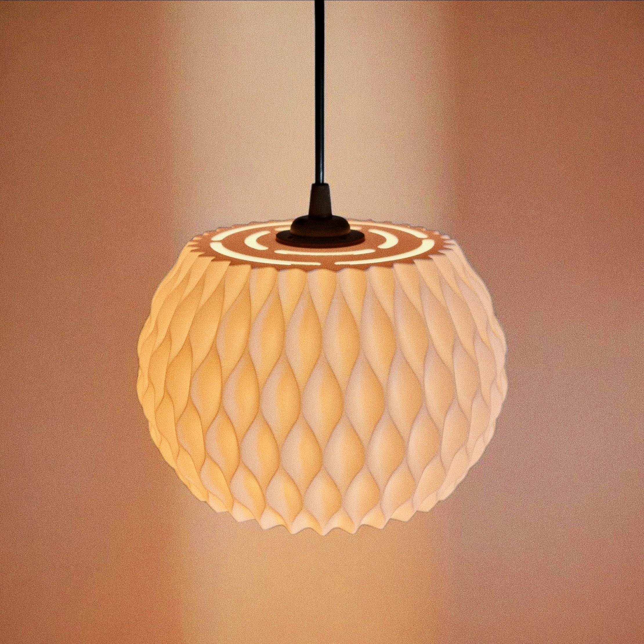 Abat-jour WAVY allumé sur fond sombre, lumière chaude révélant la profondeur du motif ondulé