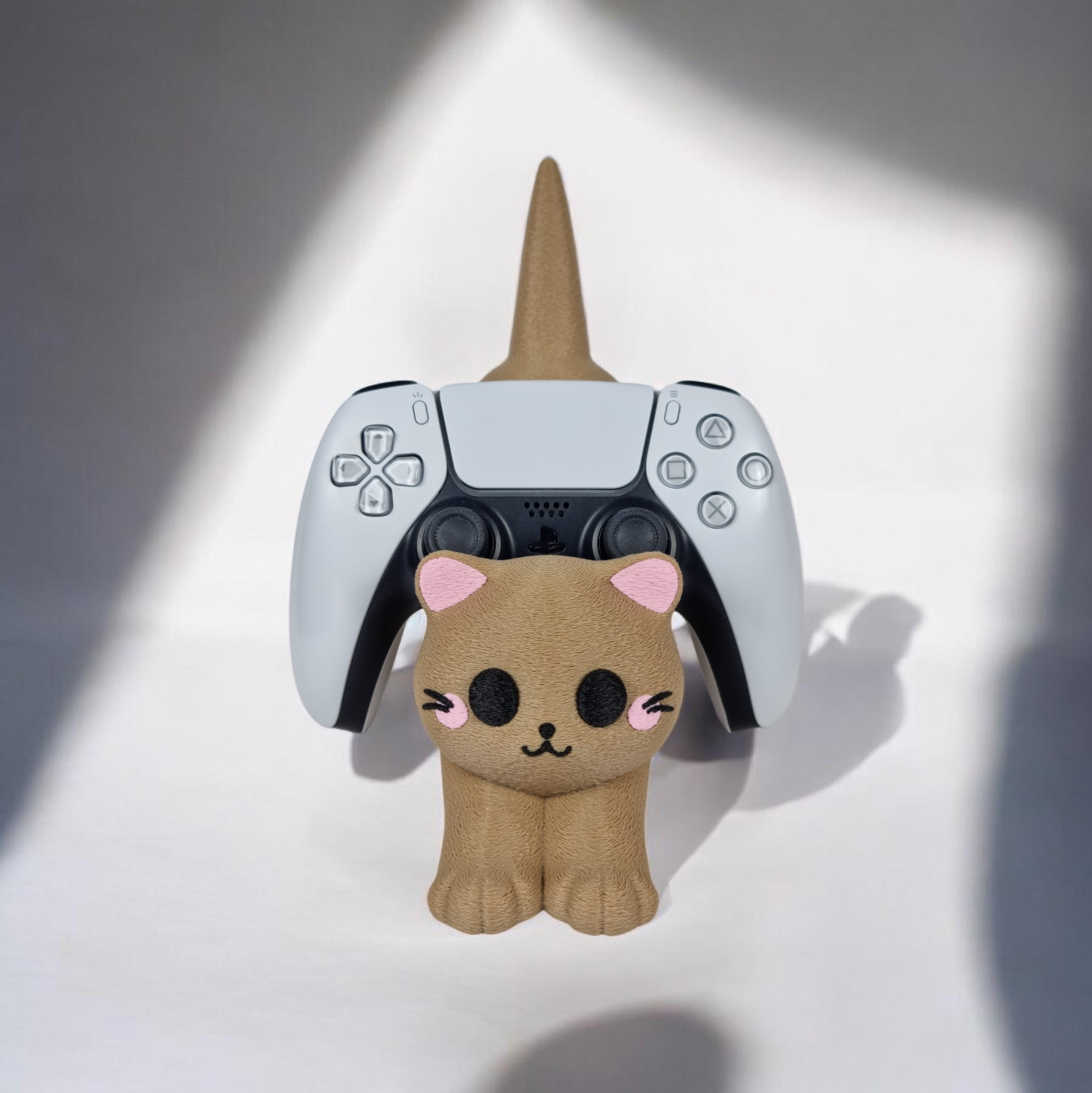 Brown cat-shaped support holding a smartphone controller, decorative bureau accessory. - Support Manette et Smartphone – Chat Parfait