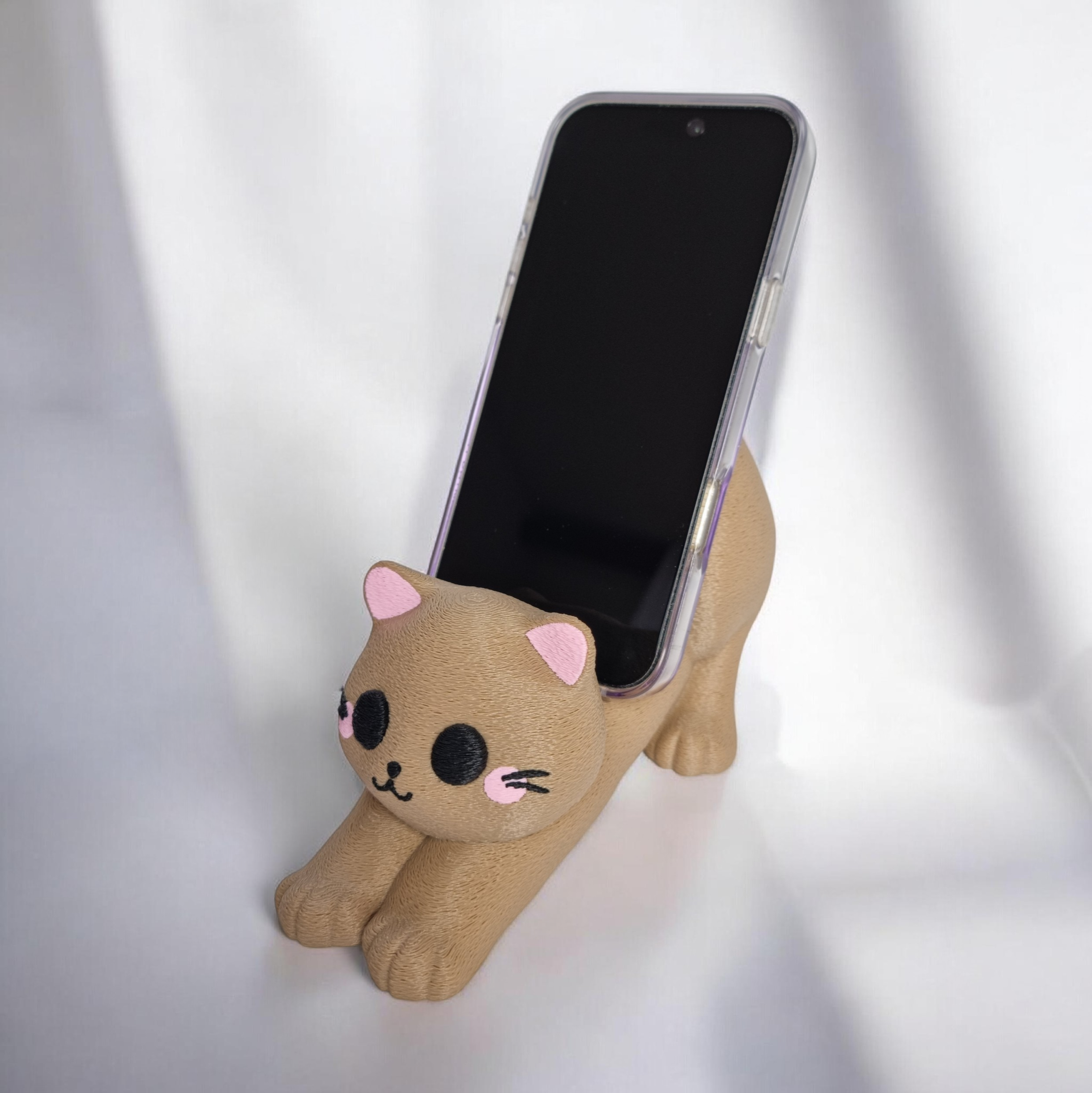 Brown cat-shaped support holding a smartphone, decorative and functional for desk or bureau use. - Support Manette et Smartphone – Chat Parfait