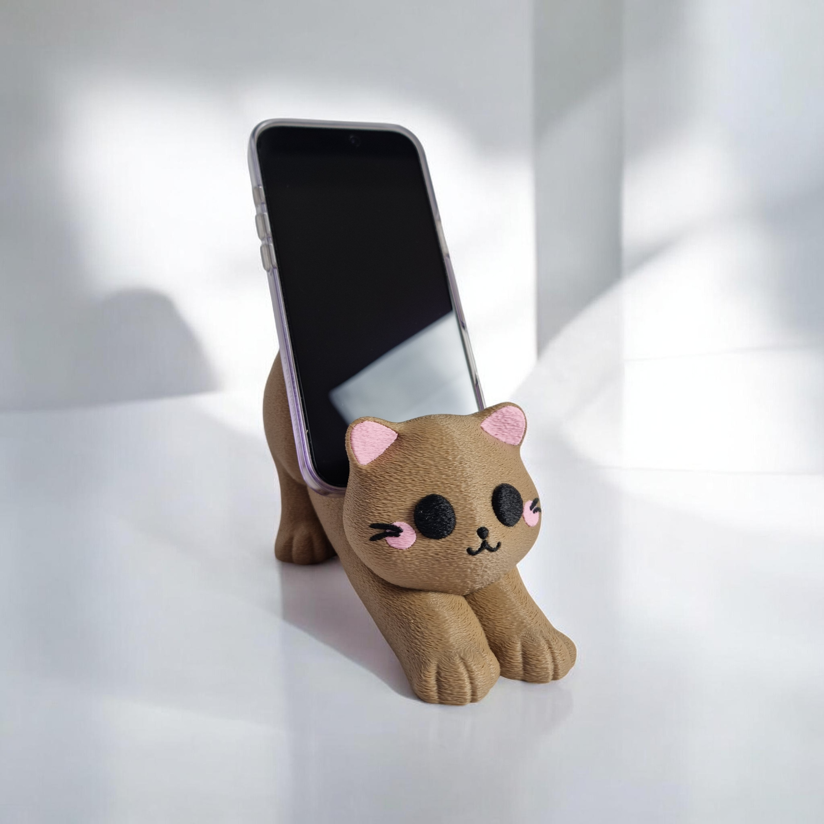 Brown cat-shaped support holding a smartphone, cute desk décor for manette and bureau organization. - Support Manette et Smartphone – Chat Parfait
