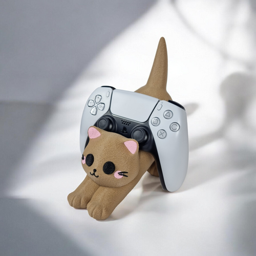 Brown cat-shaped support holding a white smartphone and game controller, playful déco for bureau. - Support Manette et Smartphone – Chat Parfait