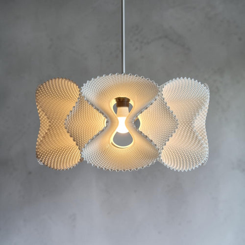Abat-jour suspension COROA blanc, vue de face sur fond béton, texture perlée, ampoule LED E27, luminaire minimaliste Quarks
