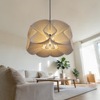 Suspension COROA 48 cm au-dessus d'un salon design, luminaire bioplastique blanc, lampe corolle minimaliste Quarks, déco intérieure