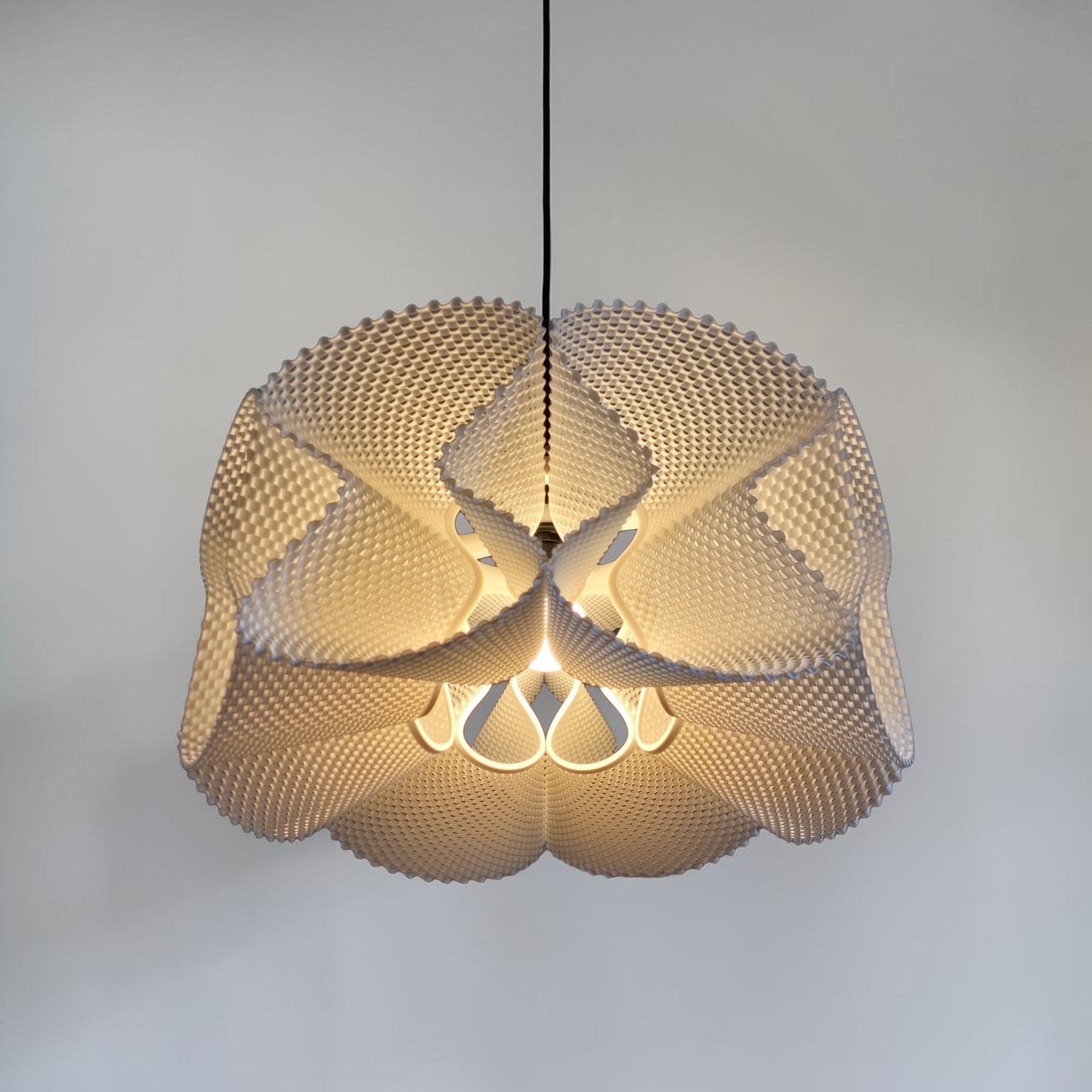 Abat-jour suspension COROA blanc allumé, design Charles Regaud, texture perlée 8 modules, luminaire impression 3D minimaliste
